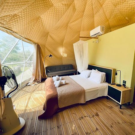 Отель Manna Gea Glamping Domes Воница Экстерьер фото