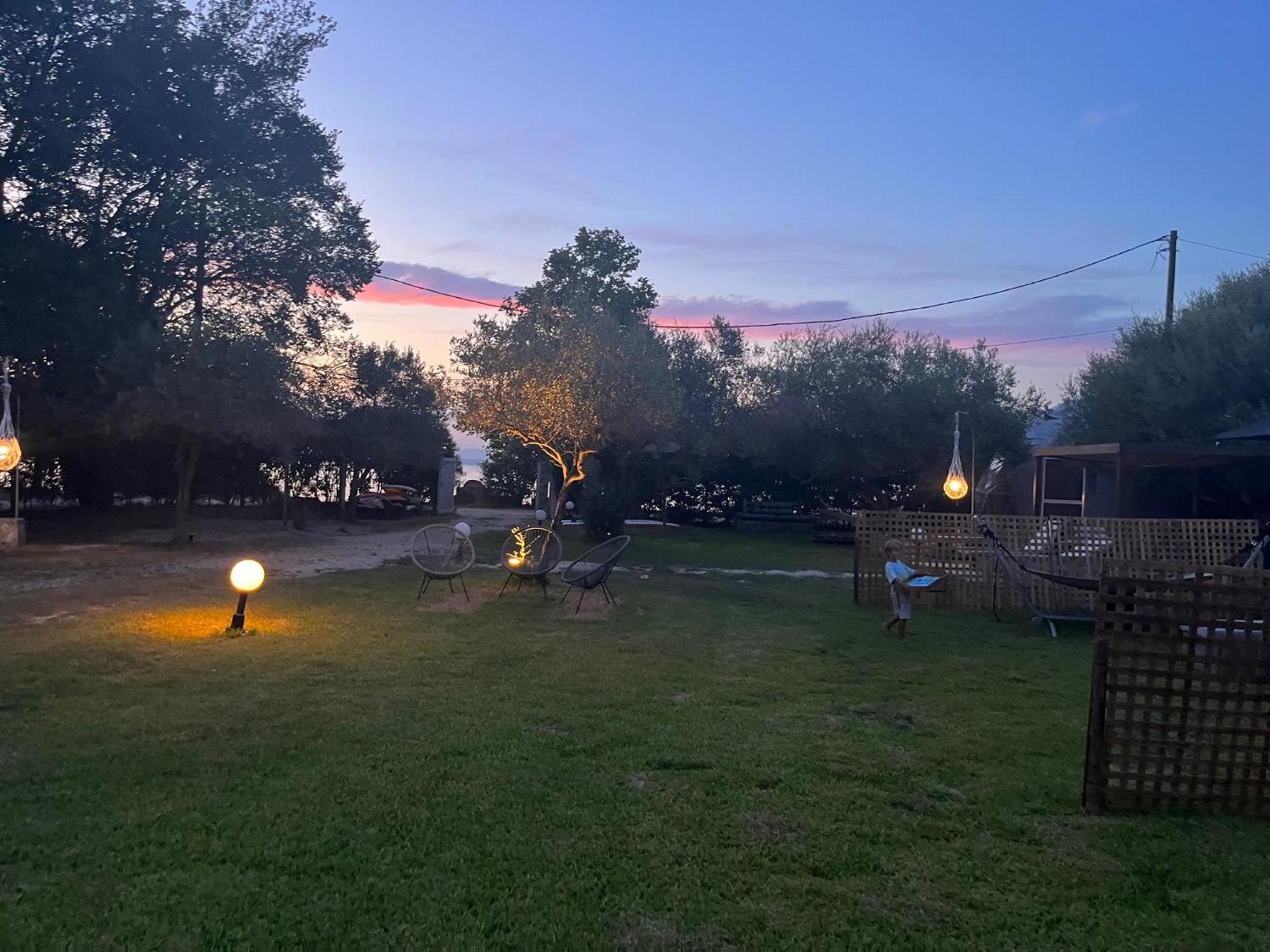 Отель Manna Gea Glamping Domes Воница Экстерьер фото