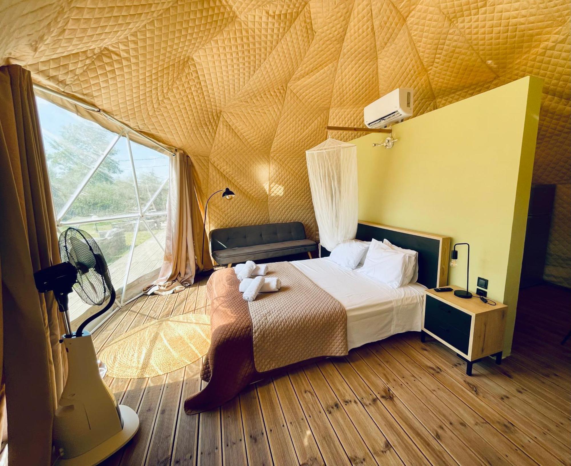 Отель Manna Gea Glamping Domes Воница Экстерьер фото